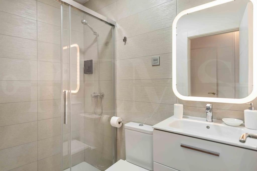 Fresh & Stylish Apartment With Parking By Rems Málaga Buitenkant foto