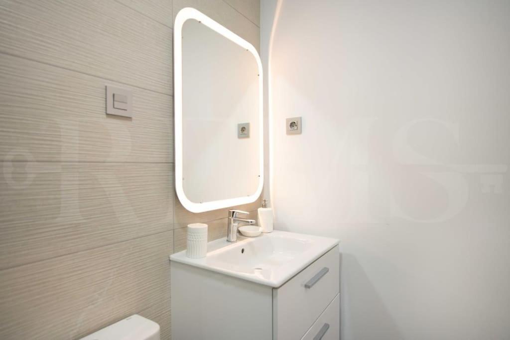 Fresh & Stylish Apartment With Parking By Rems Málaga Buitenkant foto