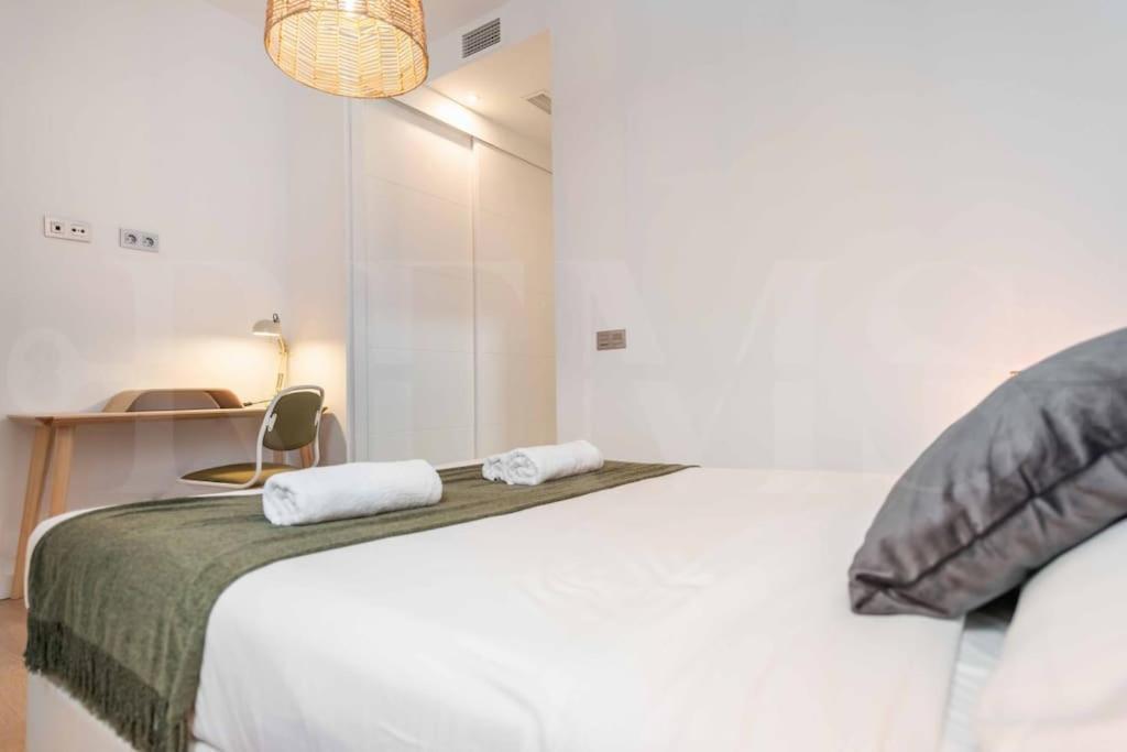 Fresh & Stylish Apartment With Parking By Rems Málaga Buitenkant foto