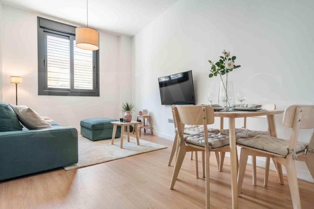 Fresh & Stylish Apartment With Parking By Rems Málaga Buitenkant foto