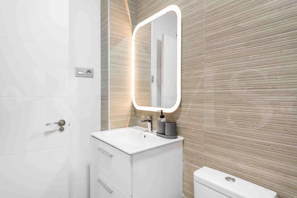 Fresh & Stylish Apartment With Parking By Rems Málaga Buitenkant foto