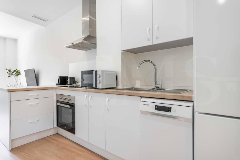Fresh & Stylish Apartment With Parking By Rems Málaga Buitenkant foto