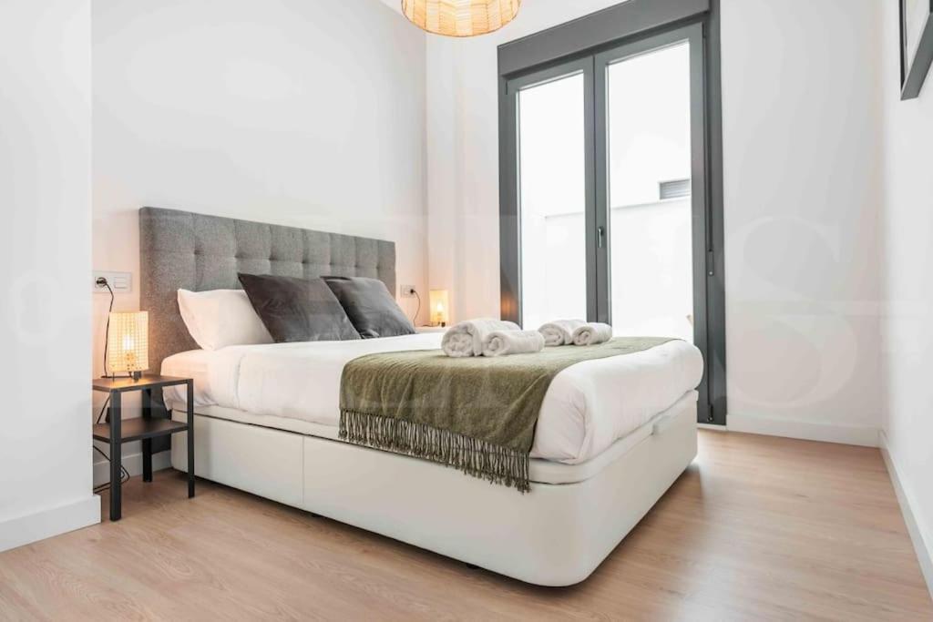 Fresh & Stylish Apartment With Parking By Rems Málaga Buitenkant foto